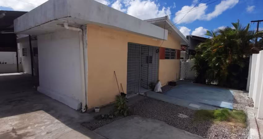 EXECELENTE CASA    COMERCIAL E RESIDENCIAL  NA MELHOR LOCALIZAÇÃO DOS IPÊS