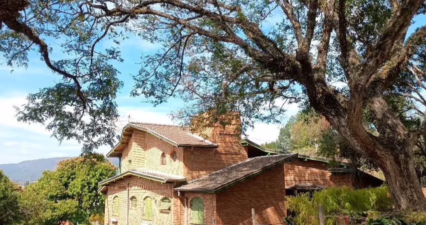 Belíssima casa em condomínio, com 4 suítes, piscina e pomar