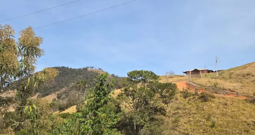 No topo do mundo, um lugar paradisíaco com vista 360⁰ , nascente e rio no terreno.