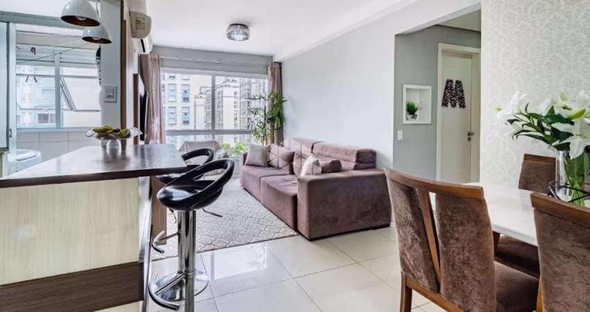 Apartamento 3 dormitórios com vista , sala de estar com sacada integrada, cozinha americana, área de serviço, banheiro social, suíte casal , quartos solteiros e 1 vaga de garagem. Empreendimento com p