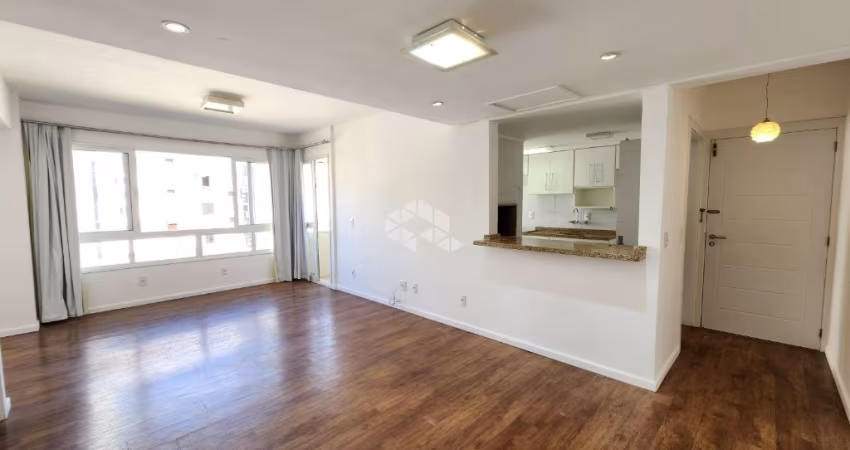 Apartamento desocupado com 96m²,  3 dormitórios e com 2 vagas no Bairro Tristeza.