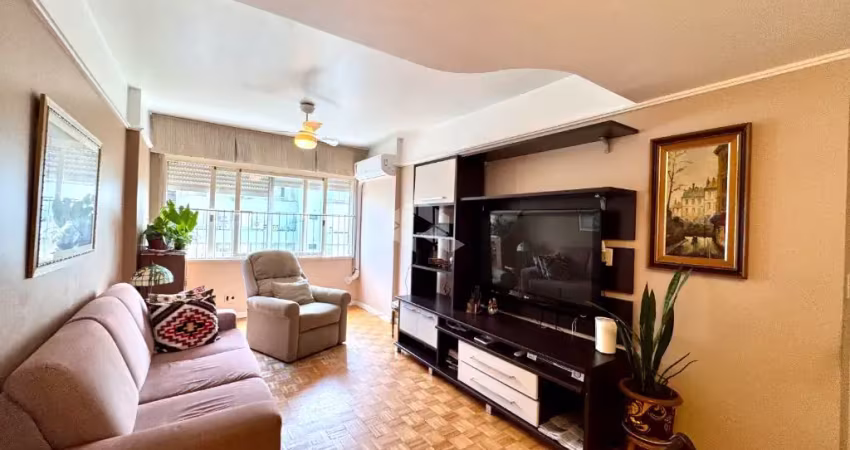 Apartamento com três quartos, suíte e vaga, no Menino Deus