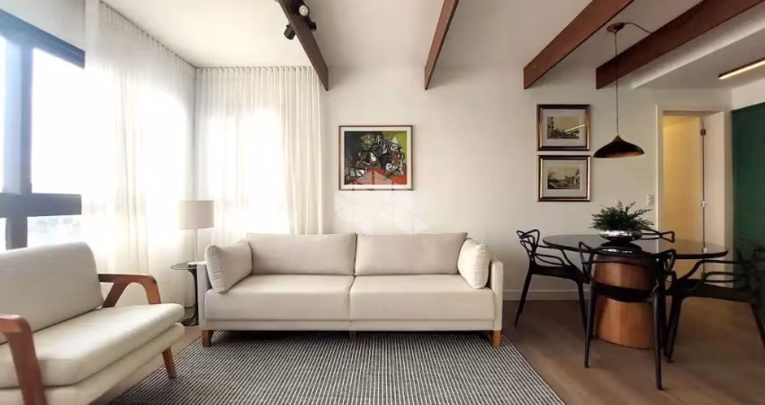 Apartamento 2 suítes, mobiliado, com duas vagas, no bairro Menino Deus.