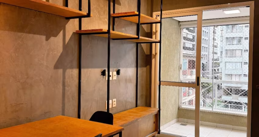 Apartamento semimobiliado para alugar em Porto Alegre no bairro Menino Deus.