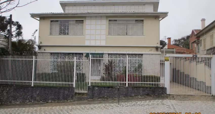 Casa com excelente localização nas mercês, antiga mas muito bem conservada.