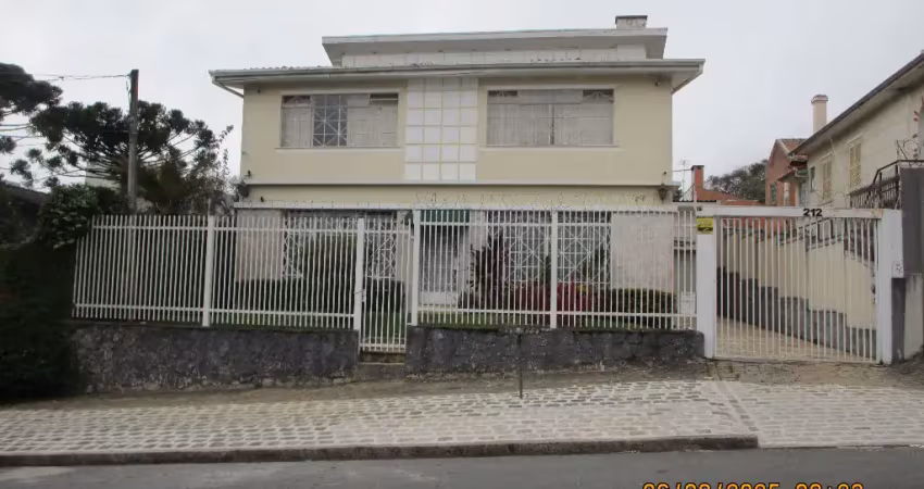 Excelente casa com aptidão para comércio, proxima a hospital, clinicas, mercado, restaurantes, bancos, etc.