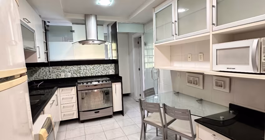 Belíssima cobertura com 4 quartos, bem pertinho do coração de Itaipava