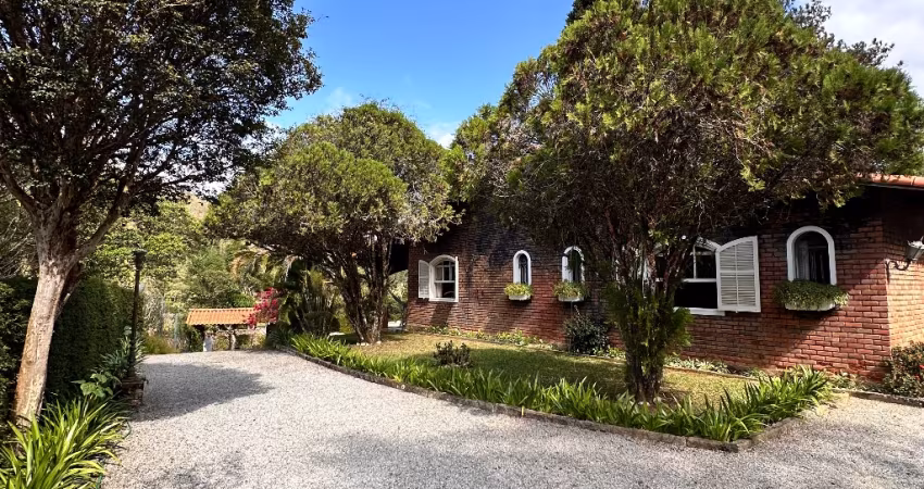 Casa com 4 Quartos para venda, 400m² - Itaipava