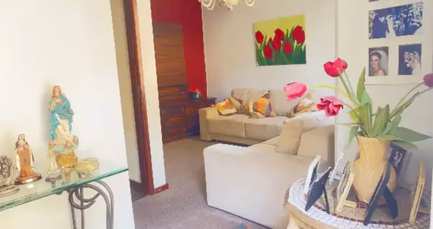 Excelente casa, ensolarada, com jardim e árvores frutíferas.