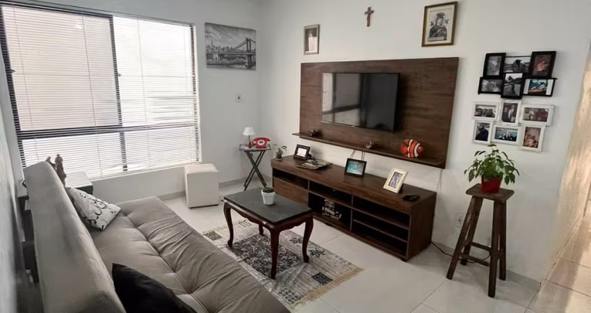 Apartamento de dois quartos com dependência completa no Recreio dos bandeirantes com ampla varanda.