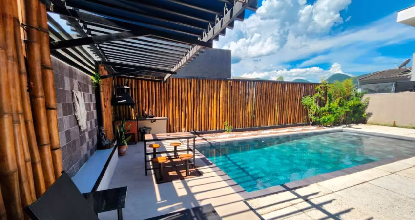 AMPLA CASA ESTILO INDUSTRIAL EM CONDOMÍNIO COM 4 SUÍTES À 5 MINUTOS DO RECREIO DOS BANDEIRANTES.