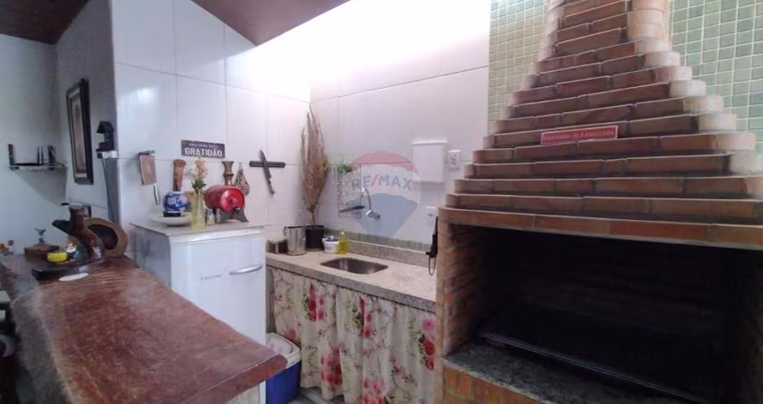 Casa Residencial com lojas Comerciais