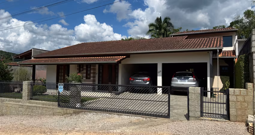 Casa espaçosa e bem localizada