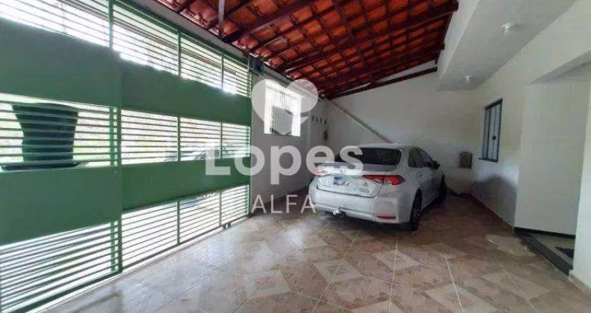 Casa espaçosa de 3 dormitórios, suíte com varanda e duas vagas de garagem, localizada no bairro Caiçaras em Barbacena