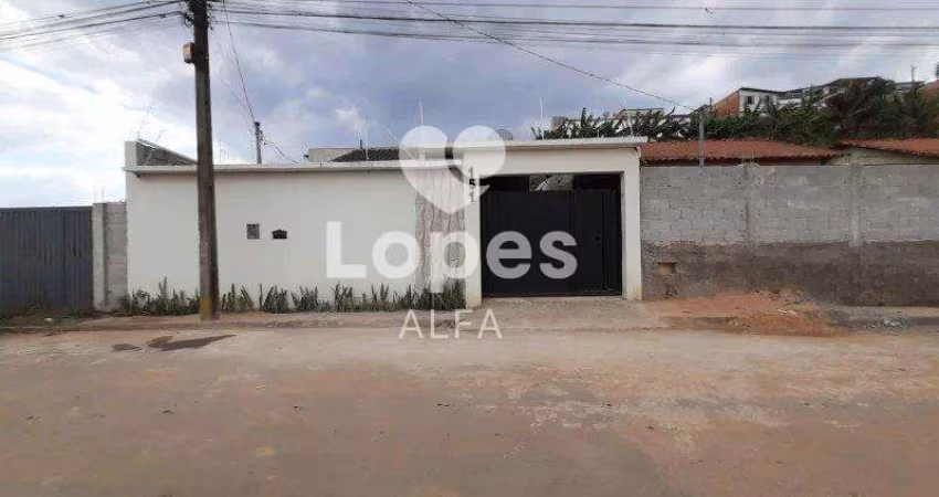 Moderna Casa com 2 Dormitórios, Alarme e Vaga para 2 Carros