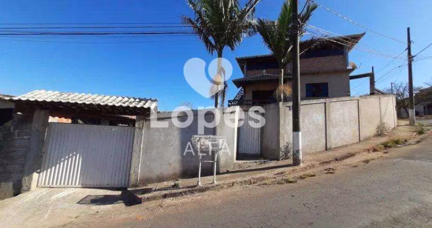 Elegante Casa com Área de Lazer, Três Dormitórios e Suítes