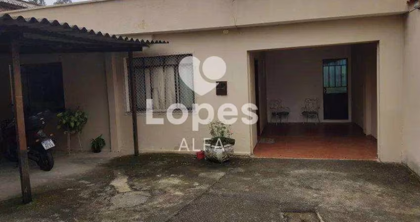 Casa Ampla com 4 Dormitórios, Canil e Garagem Espaçosa