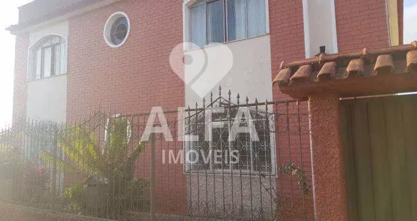 Confortável apartamento de três quartos com suíte e garagem para um carro