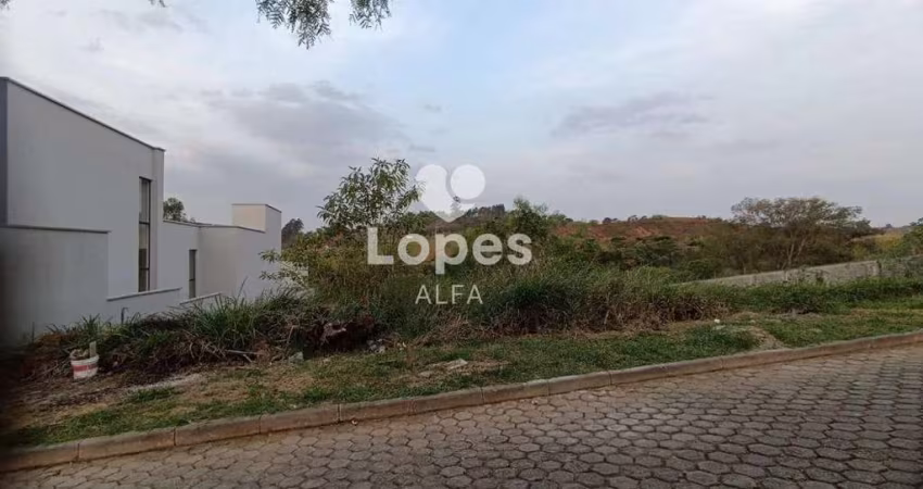Construa a Casa dos Seus Sonhos: Lote de 940m² em Condomínio Fechado
