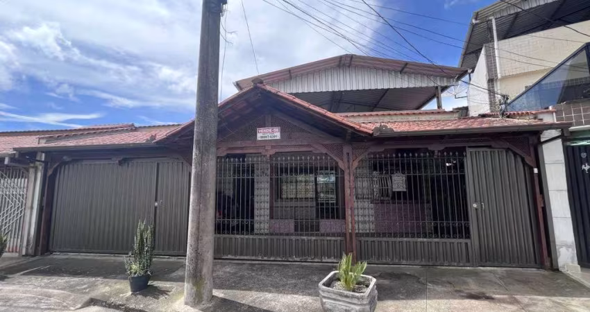 Casa à venda em Barbacena no Santa Efigênia com 3 kitnet com entrada independente