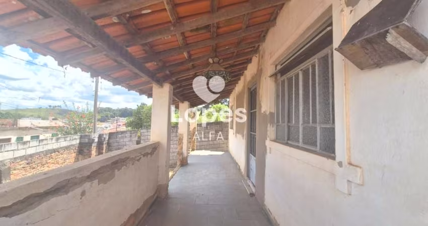 Casa Antiga de Esquina - Oportunidade Única no Centro de Alfredo Vasconcelos