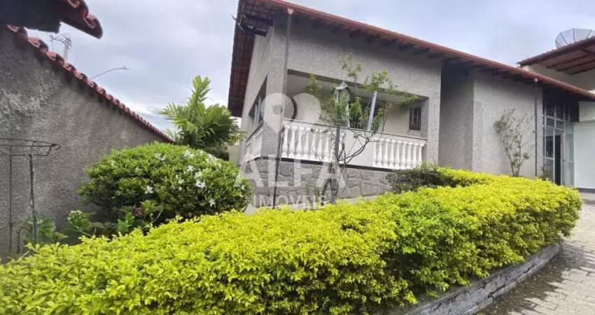 Espetacular casa com 5 dormitórios, jardim encantador e pomar privativo – localização privilegiada!