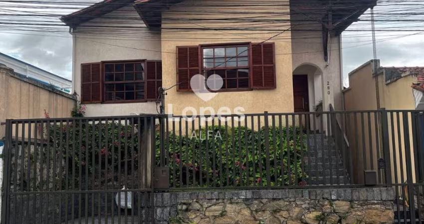 Casa à venda, no centro de Barbacena!