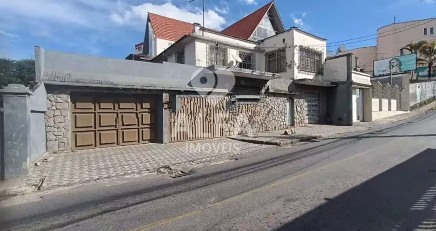 Casa ampla com 3 quartos, suíte com banheira e terraço no centro – 2 vagas de garagem
