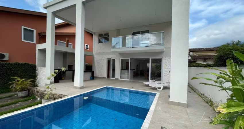 Belíssima Casa de alto padrão com 4 dormitórios sendo 3 suítes no bairro Horto Florestal em Ubatuba.