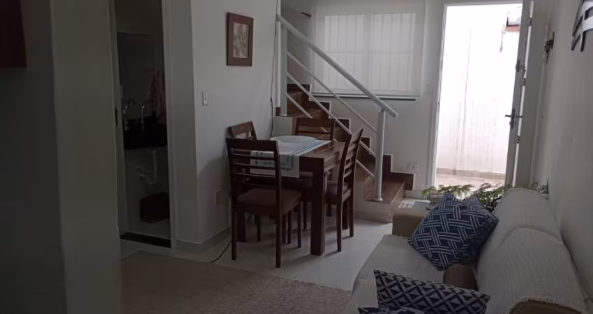 Casa assobradada de condomínio lado Praia
