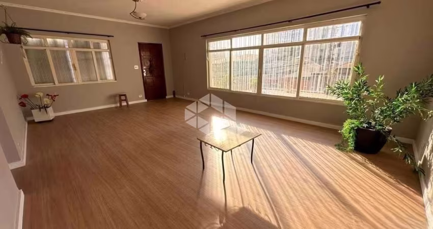 Casa Térrea à Venda na Vila Gustavo com 2 Dormitórios, 4 Vagas e Edícula .
