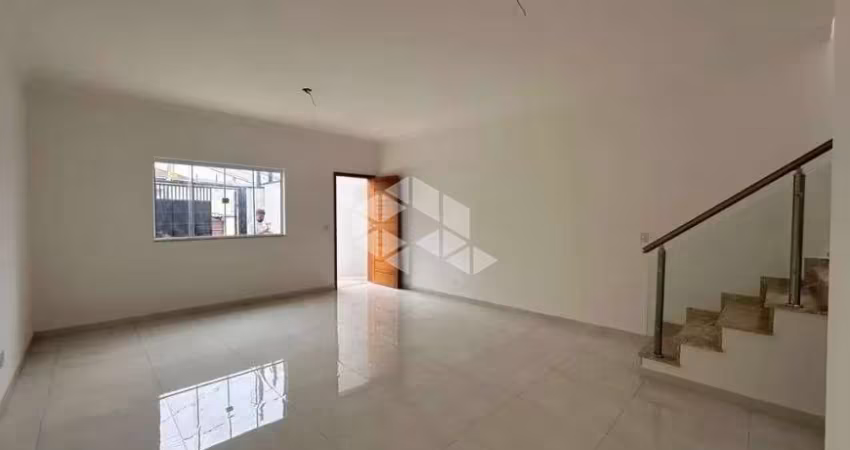 Sobrado com 3 dormitórios e 2 vagas de garagem.
