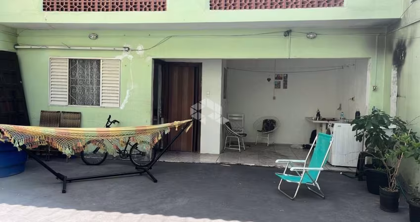 Sobrado à venda com 3 dormitórios, quintal amplo e edícula - Espaço, conforto e localização tranquila