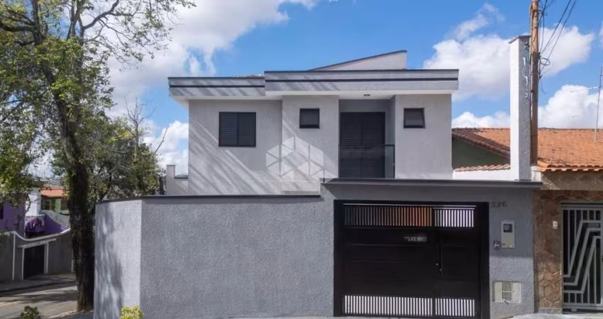 Sobrado moderno com 2 suítes, 3 vagas e quintal amplo.