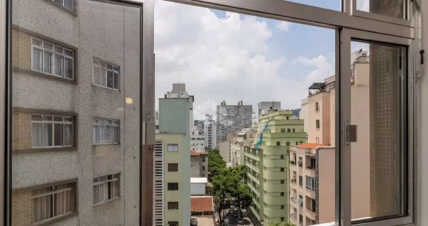 Apartamento de 32m² no bairro higienópolis, ao lado do metrô, em andar alto, todo reformado, com 1 quarto e 1 vaga de garagem.