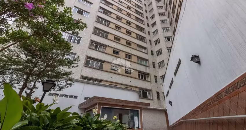 Apartamento de 32m² no bairro higienópolis, ao lado do metrô, em andar alto, todo reformado, com 1 quarto e 1 vaga de garagem.