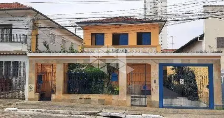 Sobrado à venda na parada inglesa com 332m², 4 dormitórios e 8 vagas.