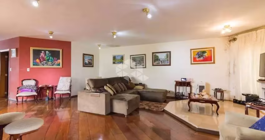 Sobrado à venda com 700m², 5 quartos e 6 vagas com piscina