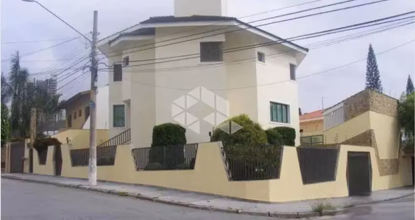 Sobrado no jardim frança com 5 dormitórios e 6 vagas de garagem.