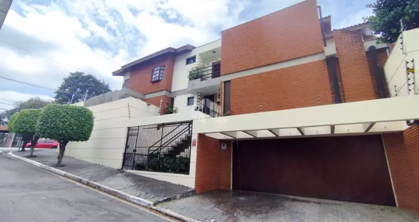 Sobrado no barro branco com 3 suítes e 6 vagas de garagem.