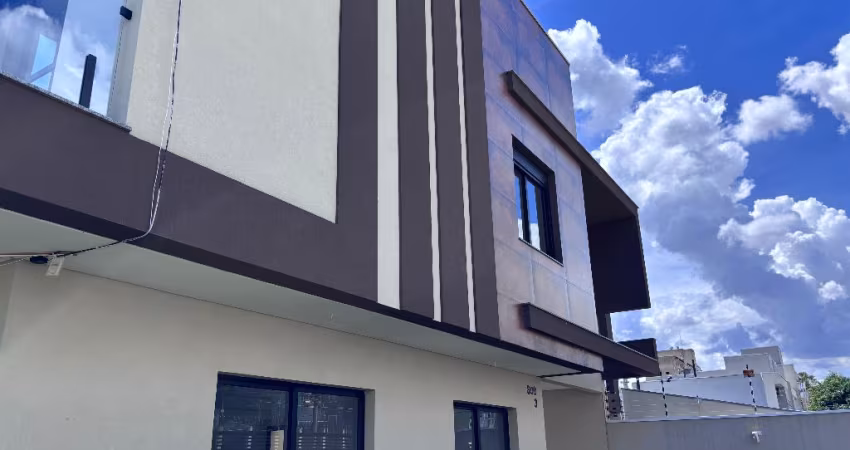 ESQUINA COM AMPLO TERRENO E PRONTA PARA MORAR