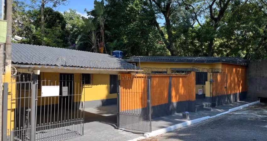 Casa 04 quartos 02 Vagas de garagem  em Interlagos