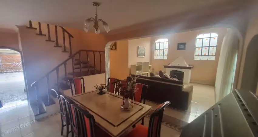 Casa  04 quartos 03 suítes -  edicula e 6 vagas de garagem em interlagos