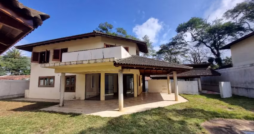 Casa com  05 quartos sendo  04 suítes 06 vagas de garagem em interalgos