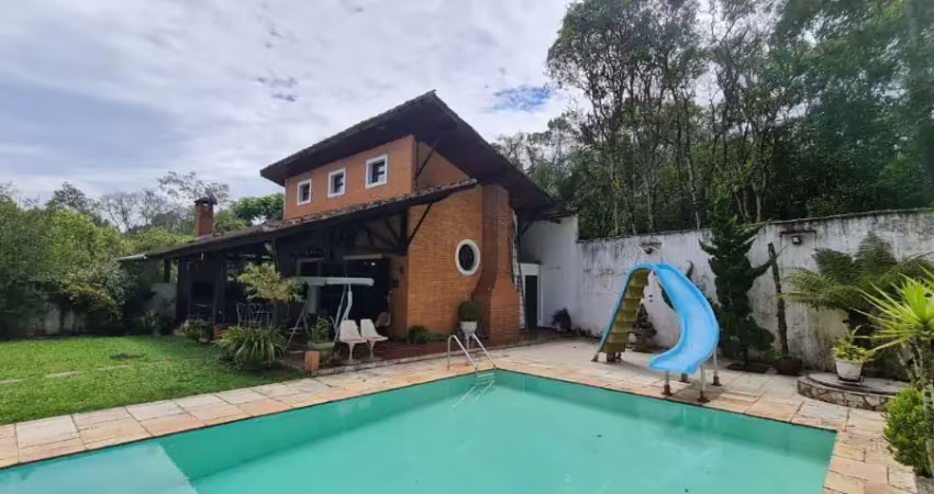 Sitio em parelheiros com 2.400m² casa principal com 04 quartos 07 vagas acesso por  rua totalmente asfaltada