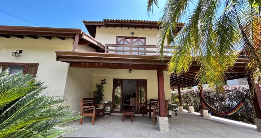 Casa com 3 dorms c/ piscina em condomínio fechado