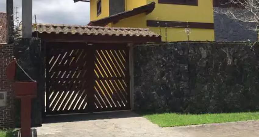 Bela casa com piscina e churrasqueira no jardim samambaia