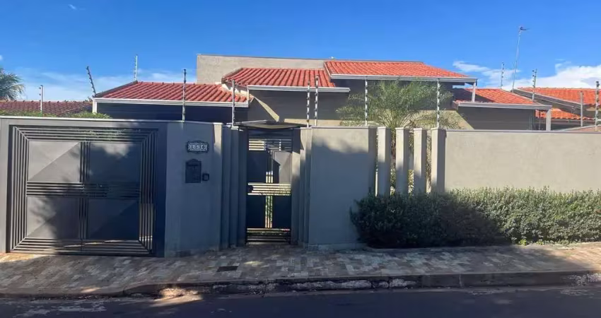 Casa à venda, 3 Quartos  e 1 suíte - Piscina aquecida  -  no bairro Coophatrabalho, Campo Grande, MS