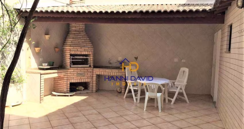 Linda casa á venda, reformada, quatro dormitórios, duas suítes master, varanda, quintal com churrasqueira e três vagas.