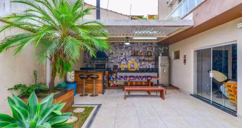 Casa com Varanda Gourmet e Churrasqueira.